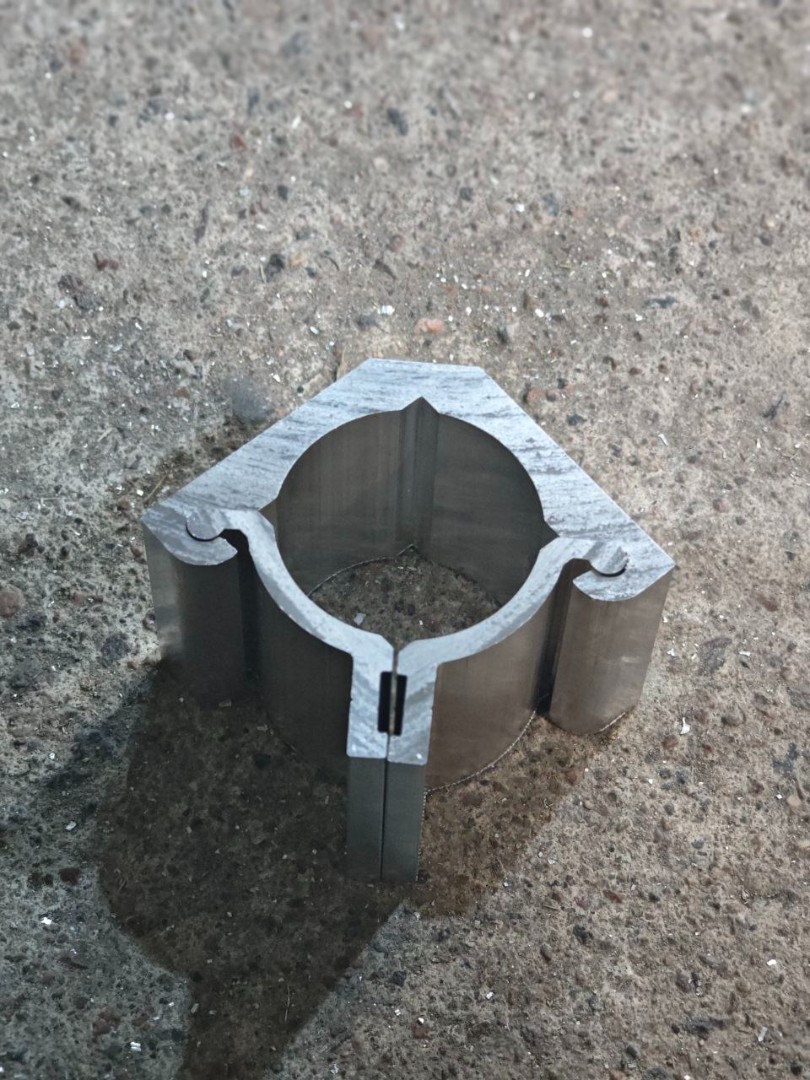 ugol-soedinitelnyij-dlya-profilya-s-zamkom-po-oporu-48-mm-1