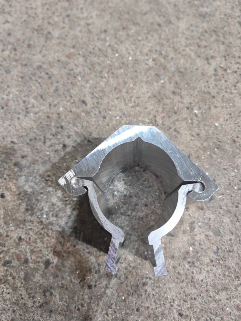 ugol-soedinitelnyij-dlya-profilya-s-zamkom-po-oporu-48-mm-1