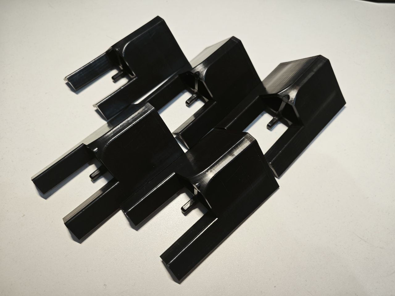 Угол пластиковый для сценического подиума (92мм) черный