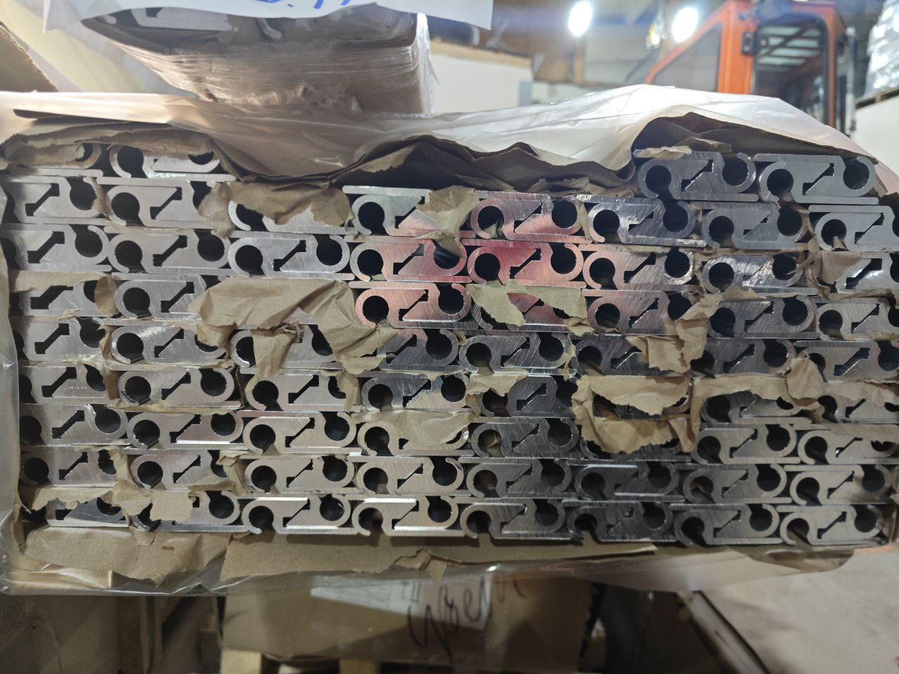 zacep-natyazheniya-bokovogo-tenta-alyuminievyj