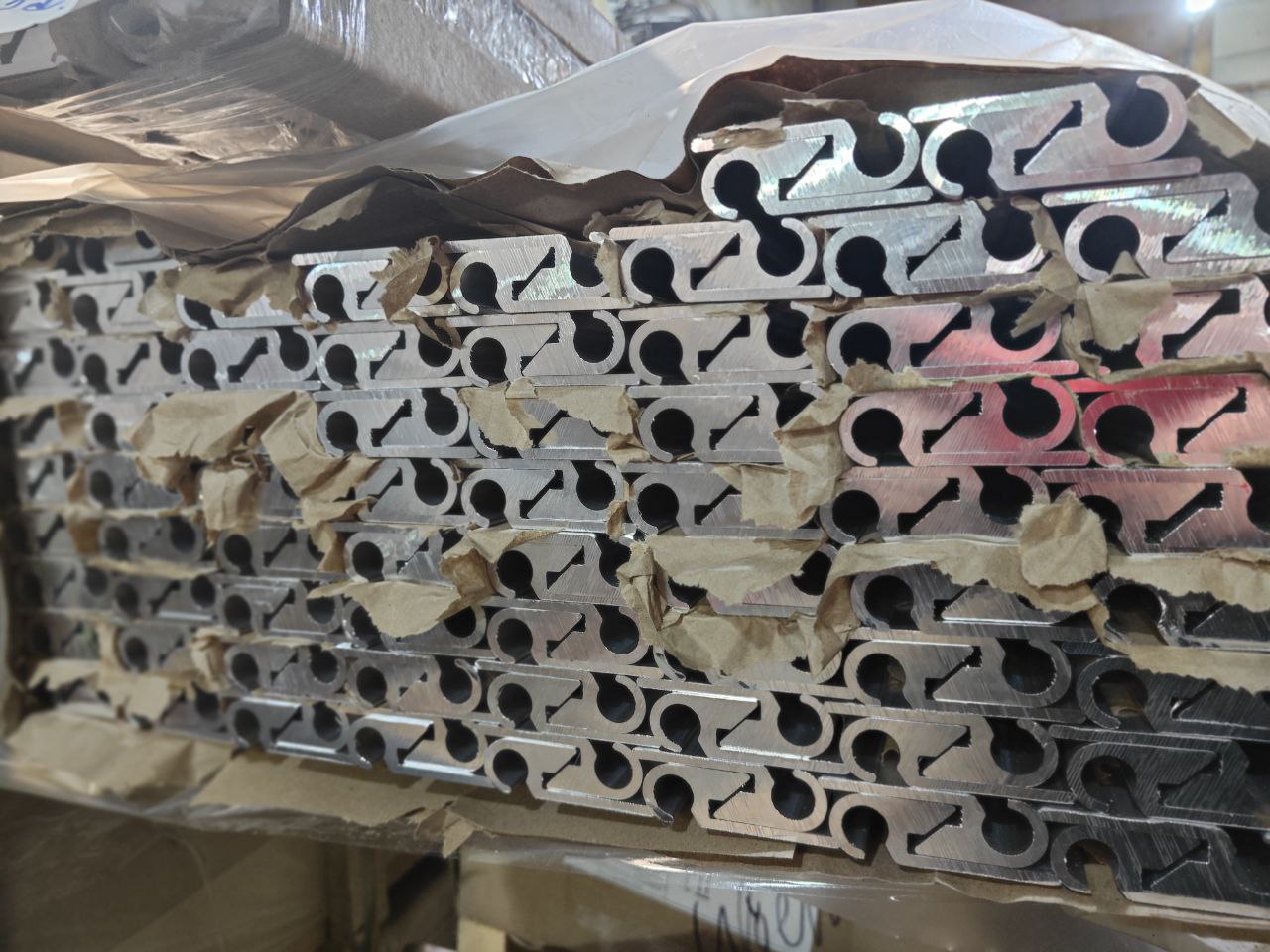 zacep-natyazheniya-bokovogo-tenta-alyuminievyj