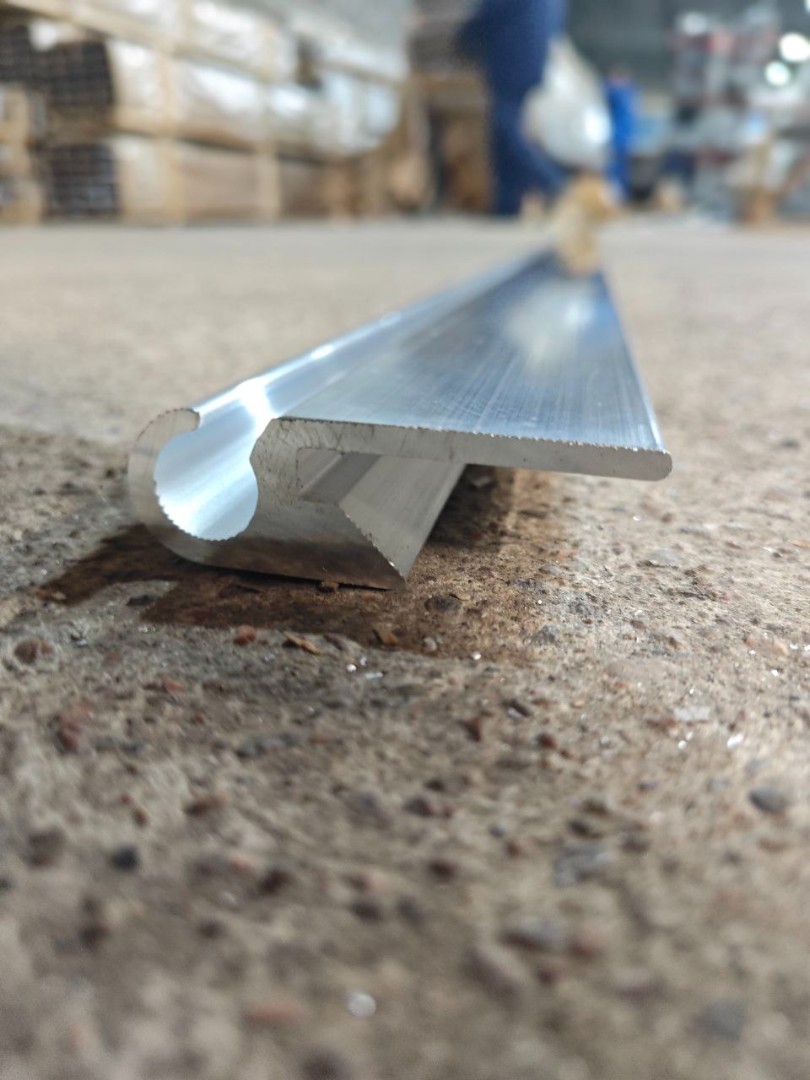 zacep-natyazheniya-bokovogo-tenta-alyuminievyj