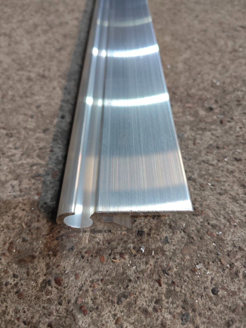 zacep-natyazheniya-bokovogo-tenta-alyuminievyj