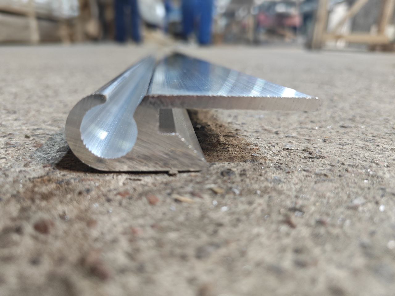 zacep-natyazheniya-bokovogo-tenta-alyuminievyj