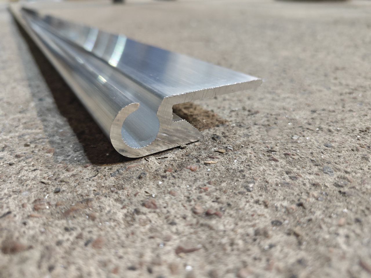 zacep-natyazheniya-bokovogo-tenta-alyuminievyj