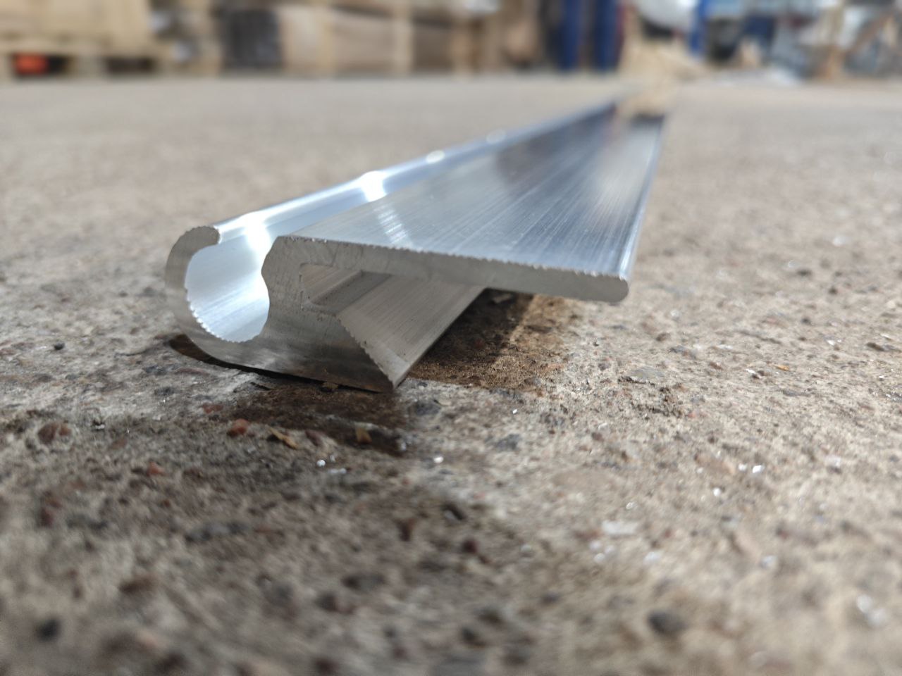 zacep-natyazheniya-bokovogo-tenta-alyuminievyj