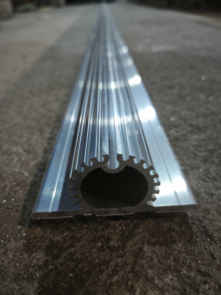 seriya-solncezaschitnih-lamelei-iz-ellipticheskih-alyuminievih-profilei-kronshtein