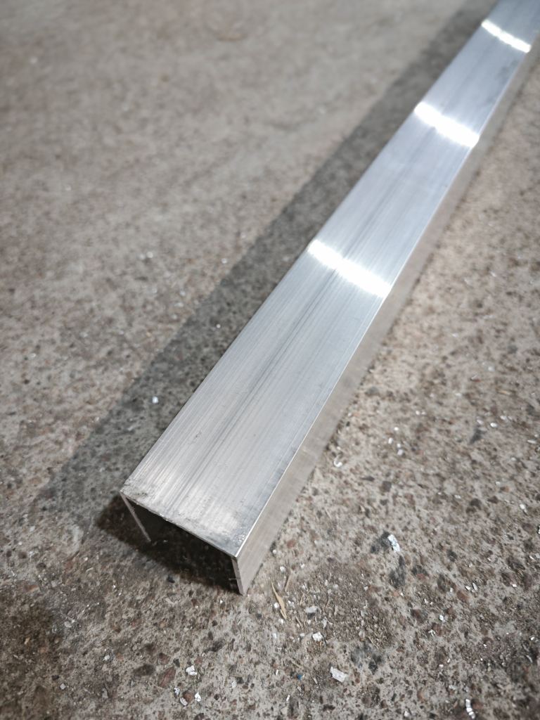 shveller-alyuminievyj-30x30x1-5-anod