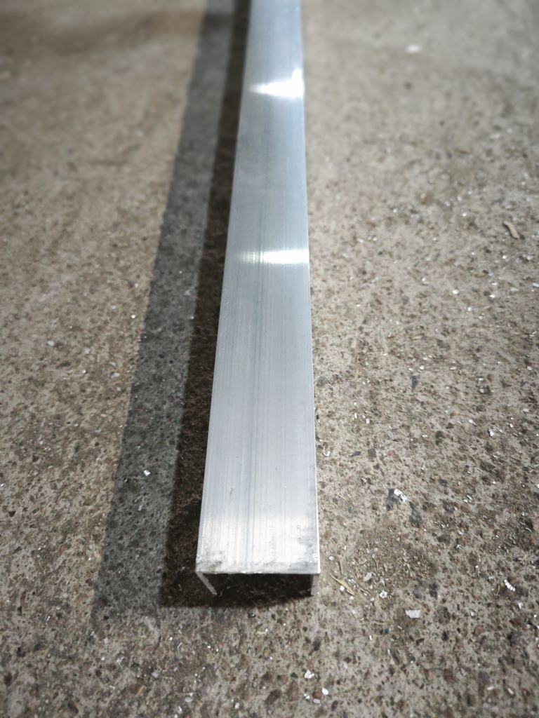 shveller-alyuminievyj-30x30x1-5-anod