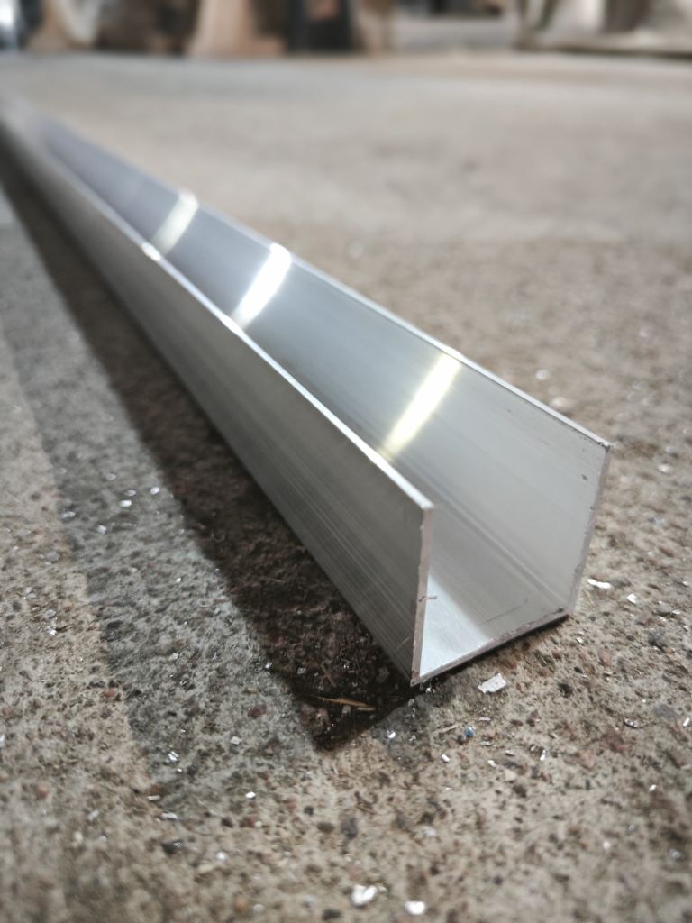 shveller-alyuminievyj-30x30x1-5-anod